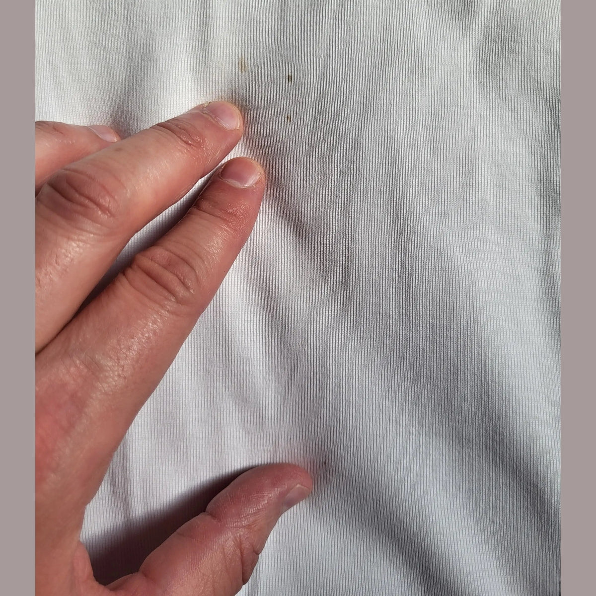 T-shirt blanc avec petites taches, marque et taille non visibles. Fripes Sélect
