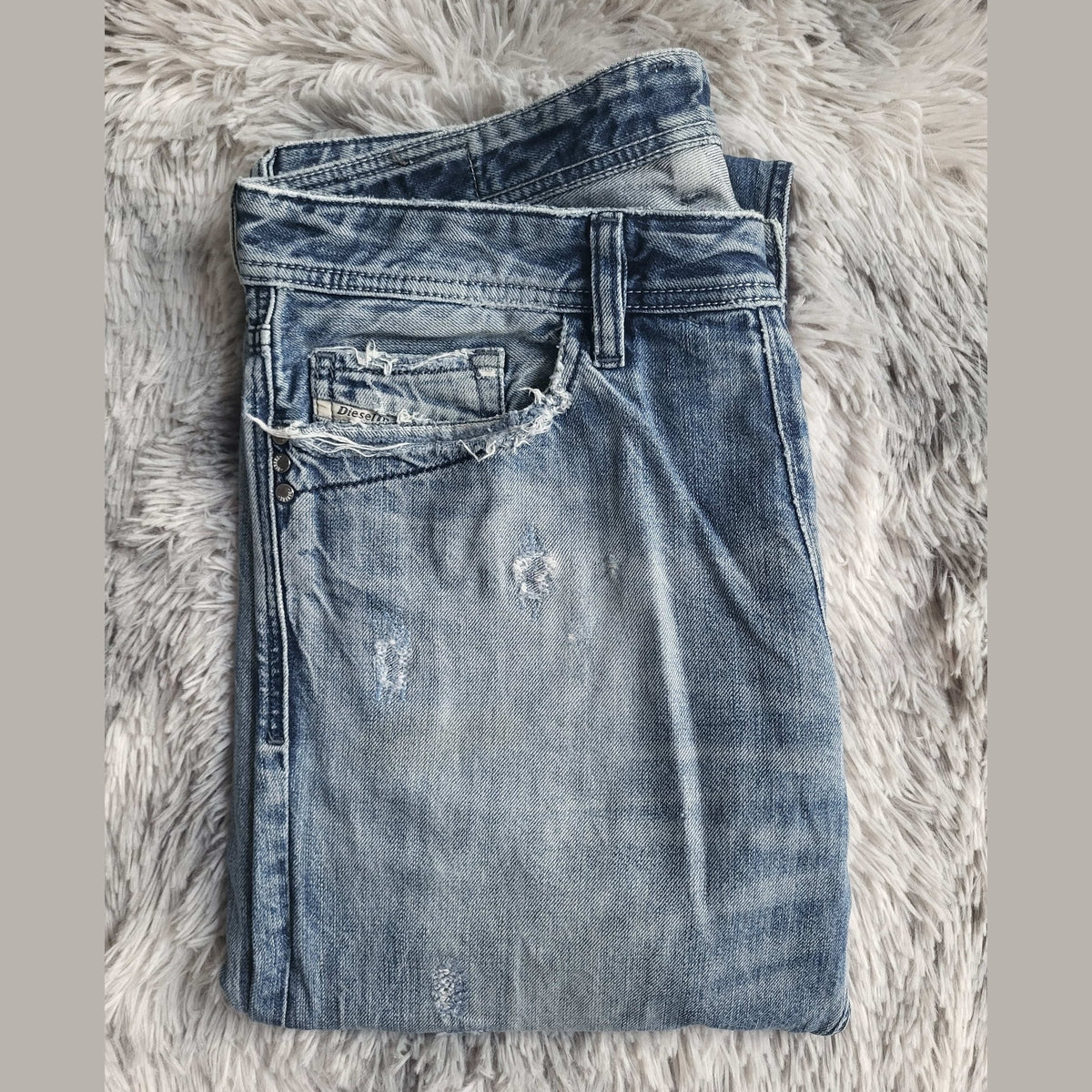 Jean bleu délavé Diesel, détails usés, taille 34. Fripes Sélect