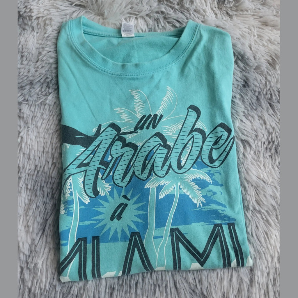 T-shirt turquoise motif Un Arabe à Miami, taille M. Fripes Sélect