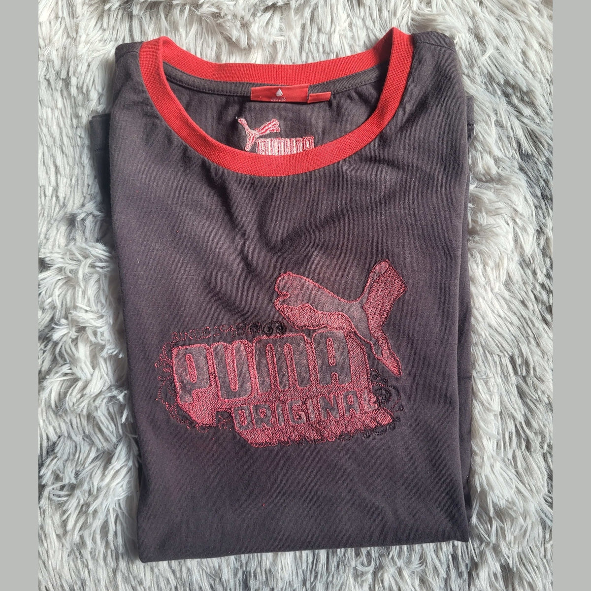 T-shirt Puma noir à col rouge, logo brodé, taille M. Fripes Sélect