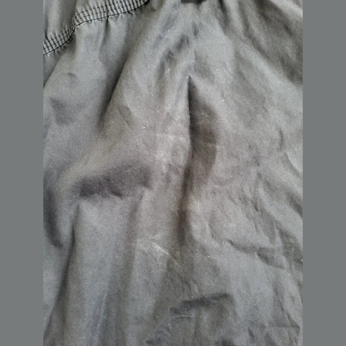 Pantalon noir, marque et taille non visibles. Fripes Sélect