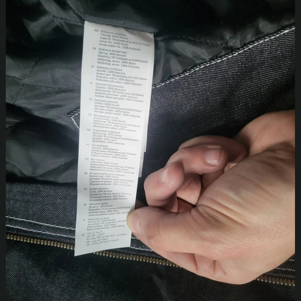 Veste noire, étiquette visible, marque et taille non identifiables, Fripes Sélect