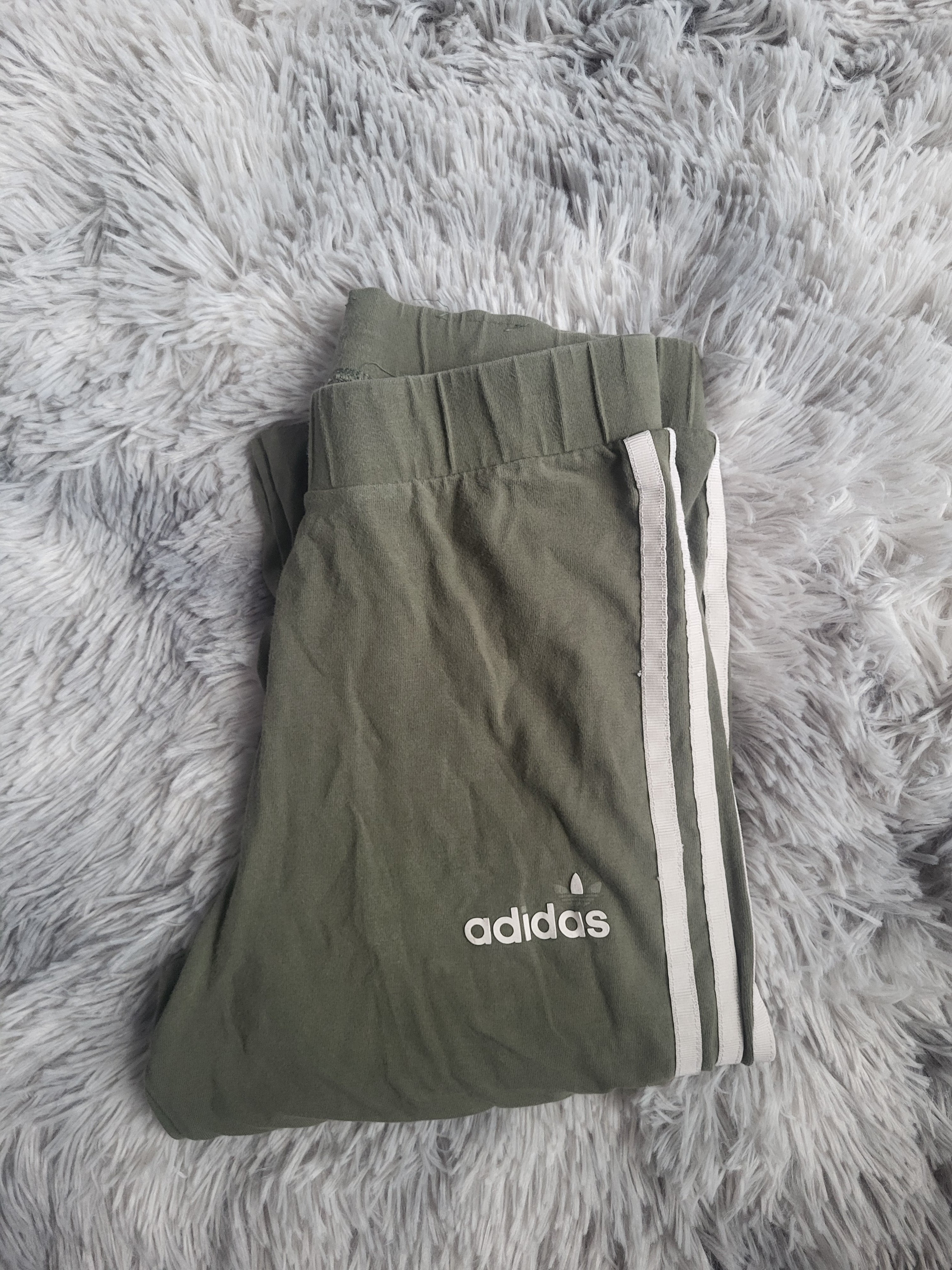 Legging Adidas Essentials 3-Bandes – Vert Kaki Olive – Taille M – Sport & Style