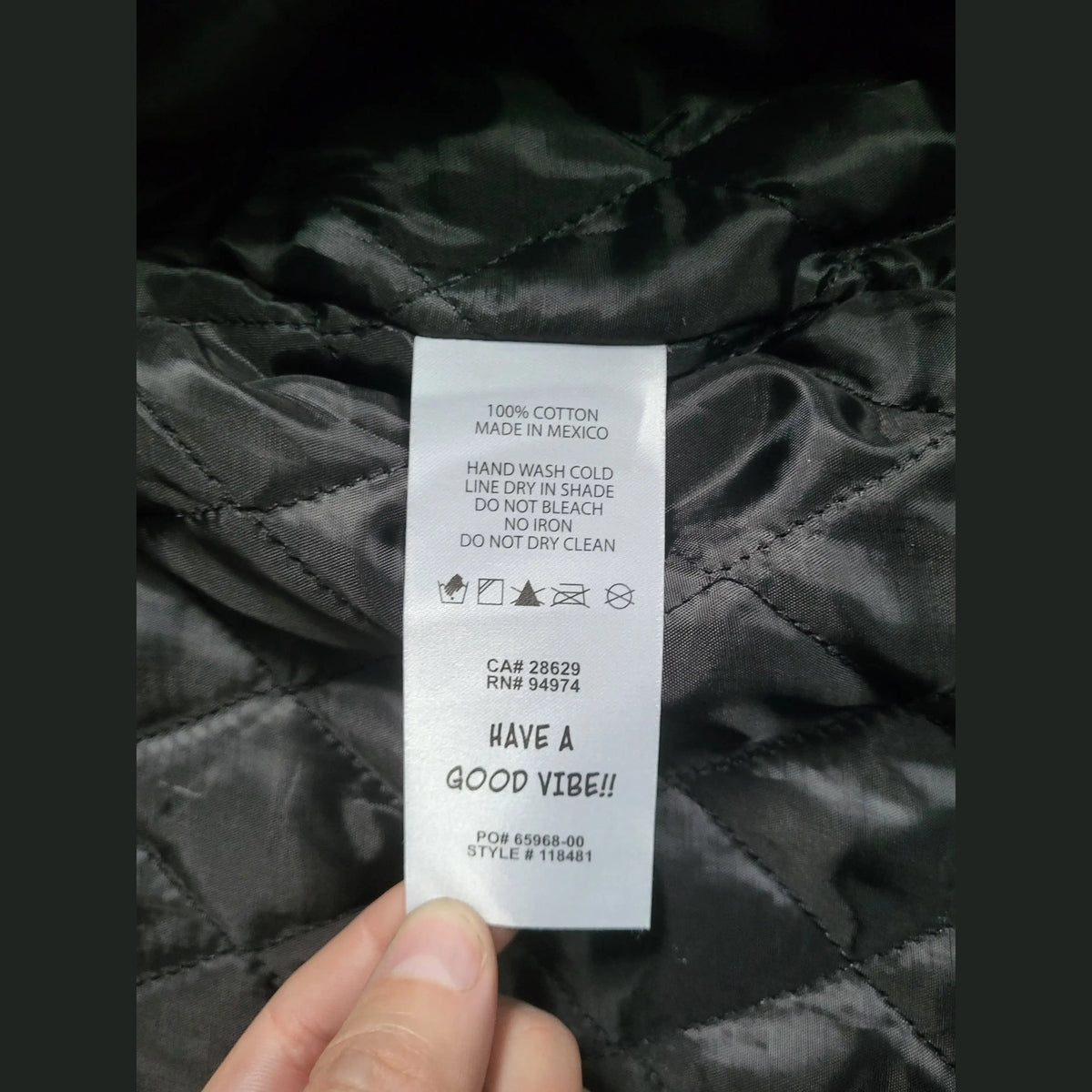Veste matelassée noire, taille non visible, étiquette intérieure, marque non indiquée. Fripes Sélect