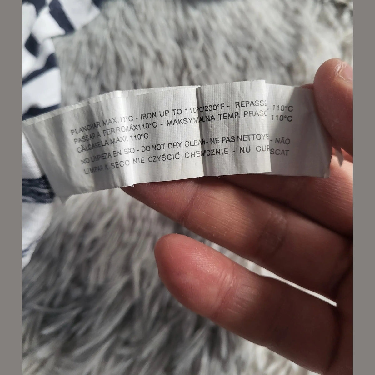 Chemise à rayures bleues et blanches, marque non visible, taille non indiquée, Fripes Sélect
