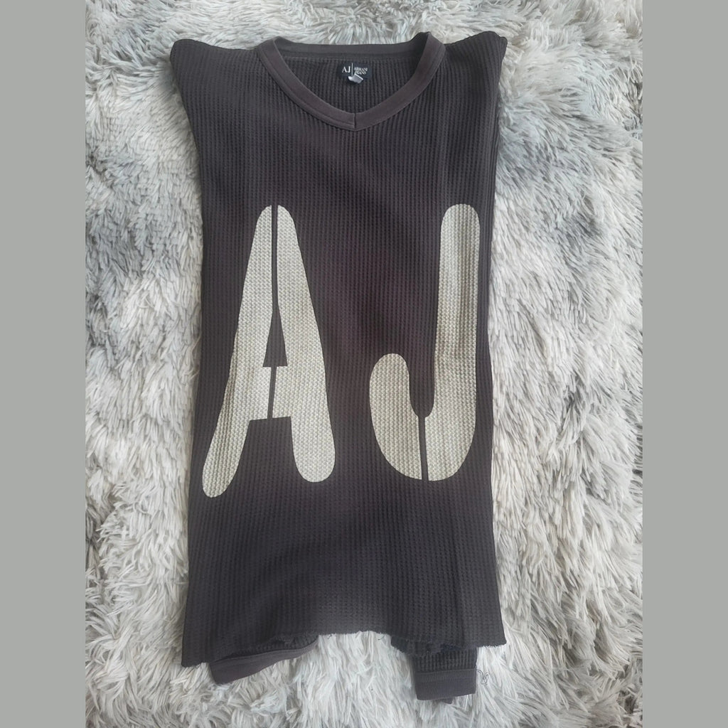 Pull noir Armani Jeans à col V, taille M, logo AJ blanc. Fripes Sélect