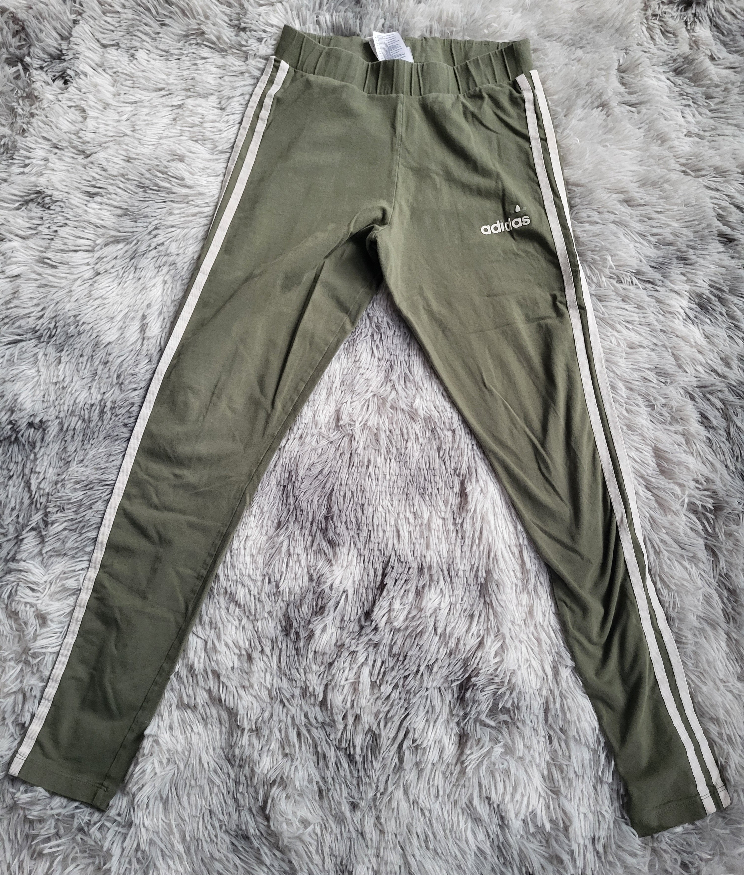 Legging Adidas Essentials 3-Bandes – Vert Kaki Olive – Taille M – Sport & Style