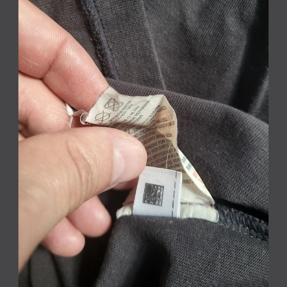 Étiquette de sweat-shirt noir, marque et taille non visibles, Fripes Sélect