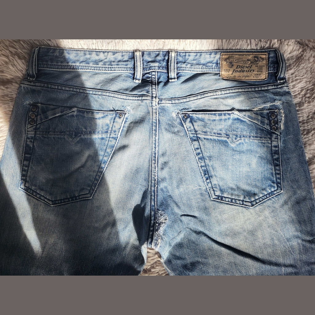 Jean bleu clair Diesel, taille 32, étiquette visible sur la ceinture. Fripes Sélect