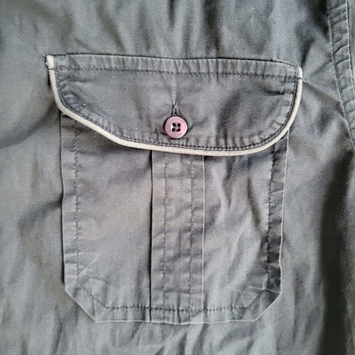 Poche de chemise grise, marque et taille non visibles, Fripes Sélect