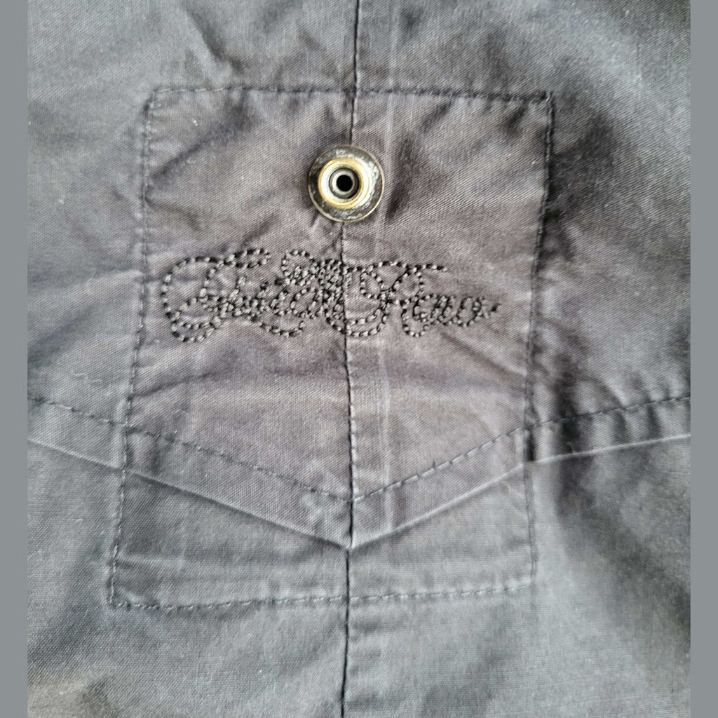 Poche de chemise grise Cache Cache taille non précisée, broderie visible. Fripes Sélect