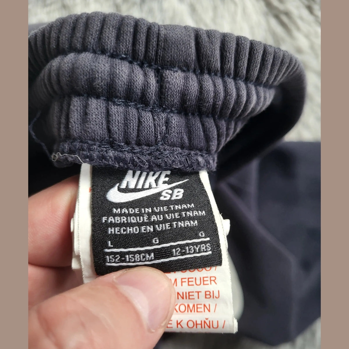 Pantalon Nike SB noir, taille L 12-13 ans, étiquette visible Fripes Sélect