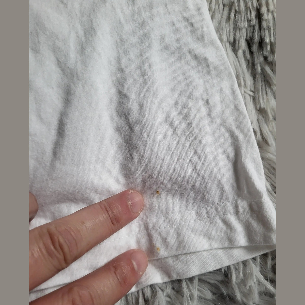 T-shirt blanc, taille non visible, sans marque apparente, détail de tache. Fripes Sélect