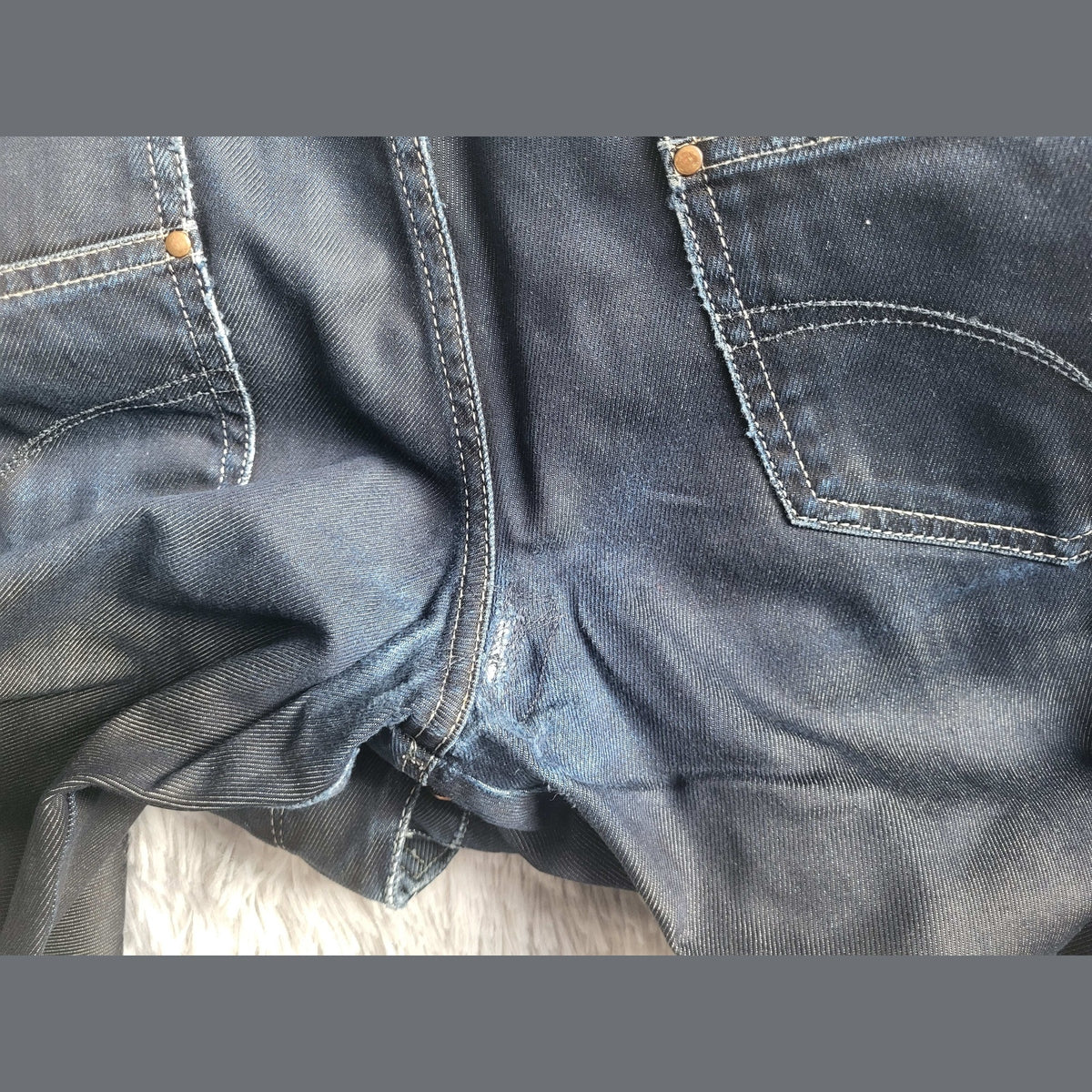 Jean bleu foncé, marque non visible, taille non indiquée. Fripes Sélect