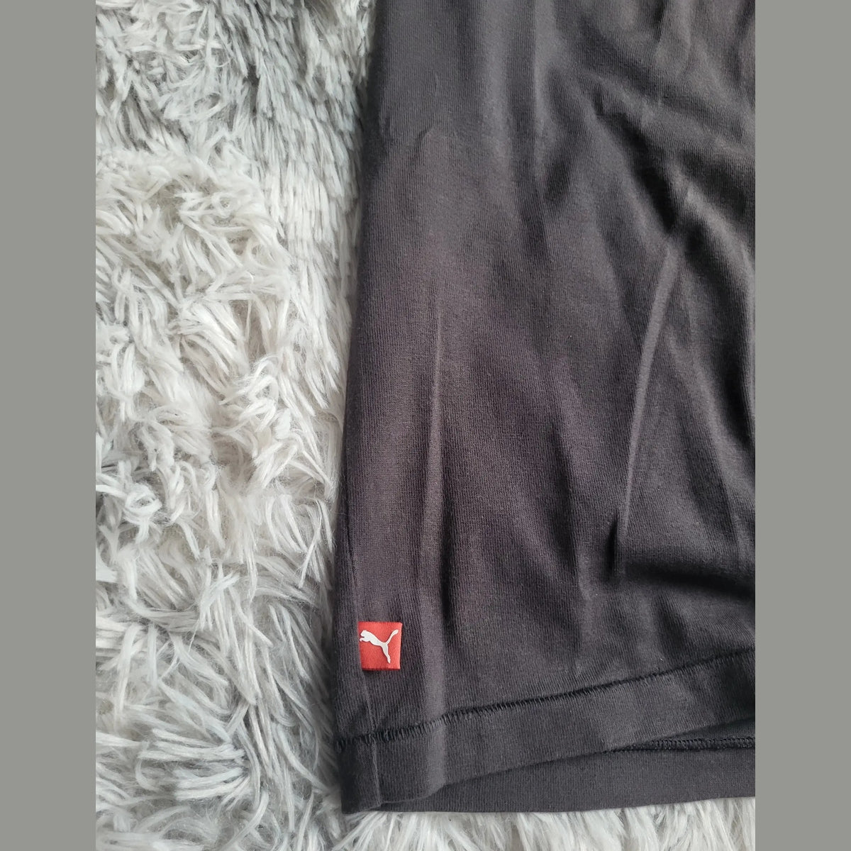 T-shirt noir Puma, logo rouge visible, taille non indiquée. Fripes Sélect