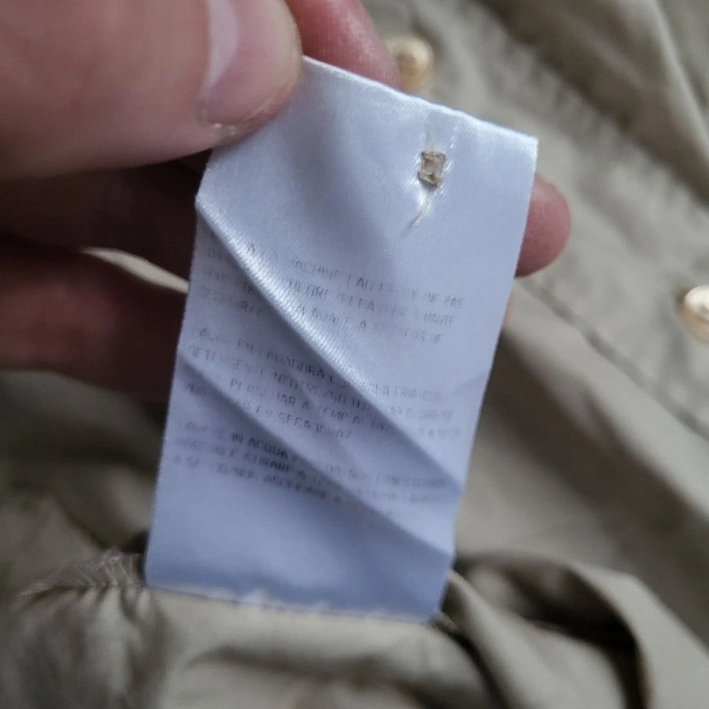 Étiquette d'une chemise beige, marque et taille non lisibles, Fripes Sélect