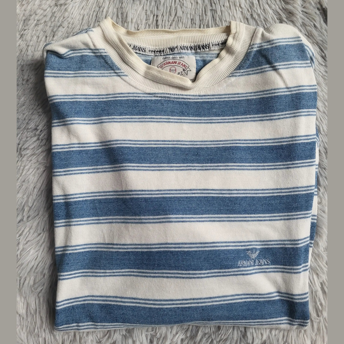 T-shirt à rayures bleues et blanches Armani Jeans, taille S. Fripes Sélect