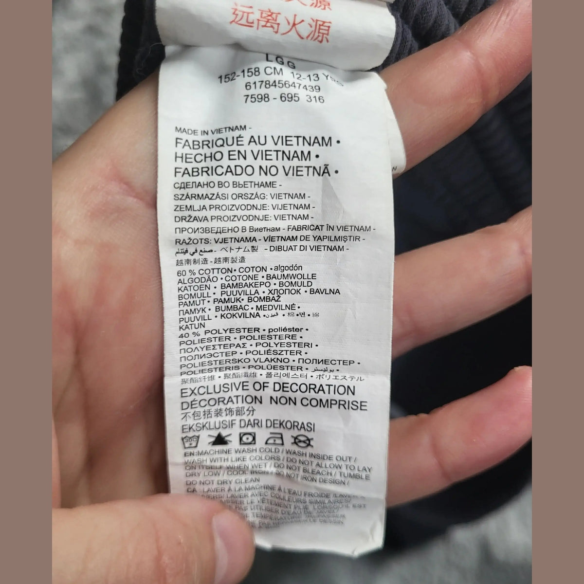 Étiquette d’un vêtement taille L, couleur principale non visible, marque non indiquée, Fripes Sélect
