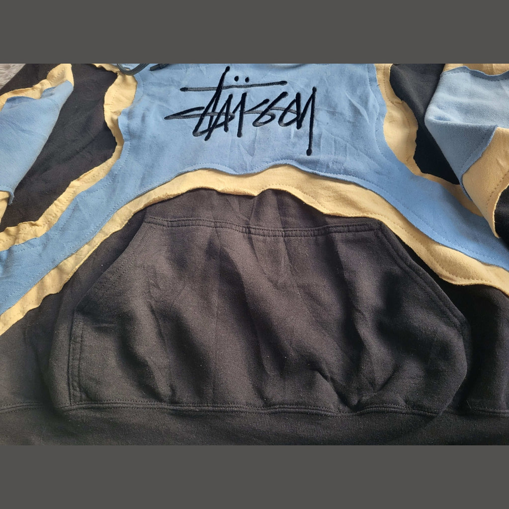 Sweat à capuche Stüssy Reworked Patchwork – Pièce Unique 1/1 – Noir / Bleu / Jaune – Taille XL (Boxy Fit)