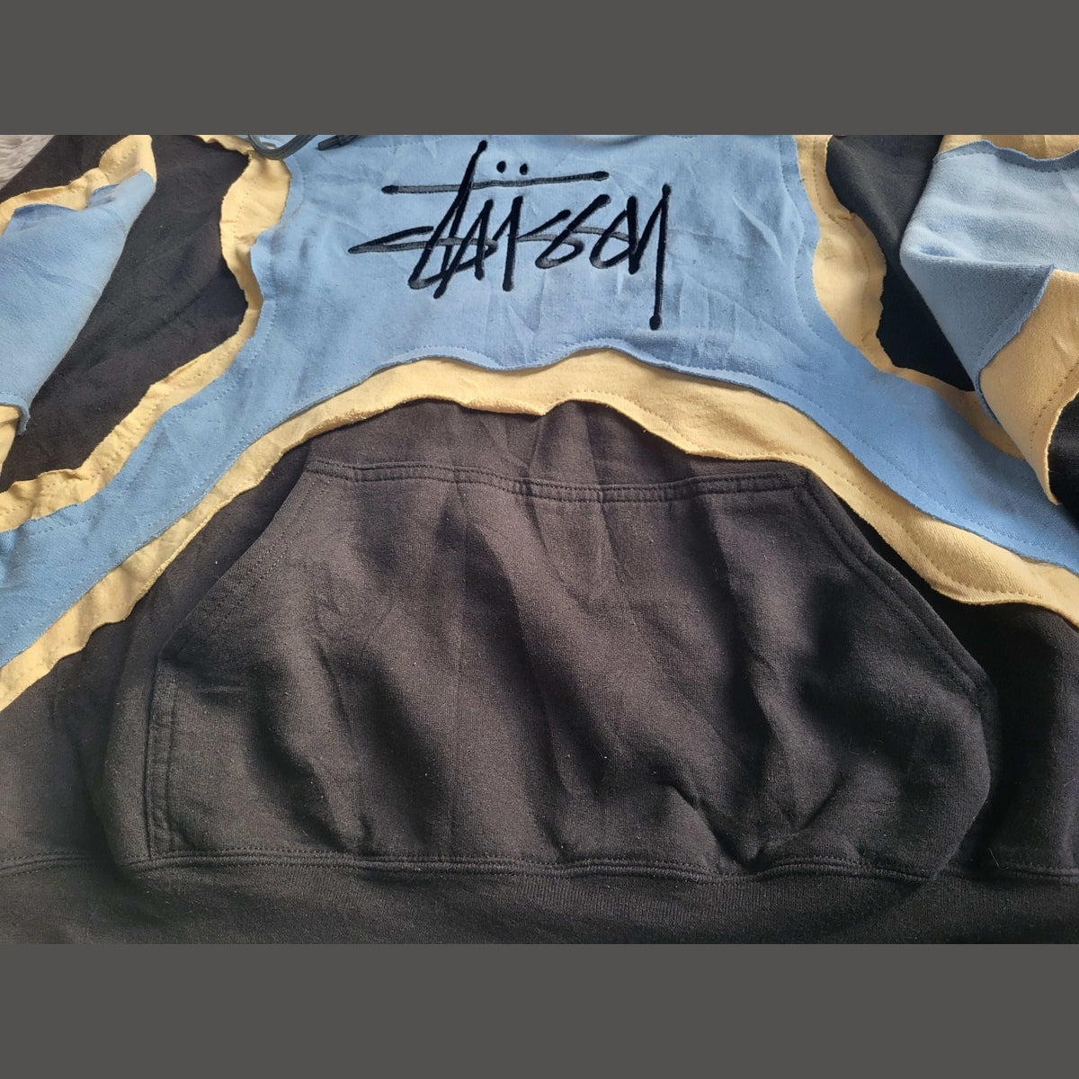 Sweat à capuche Stüssy Reworked Patchwork – Pièce Unique 1/1 – Noir / Bleu / Jaune – Taille XL (Boxy Fit)