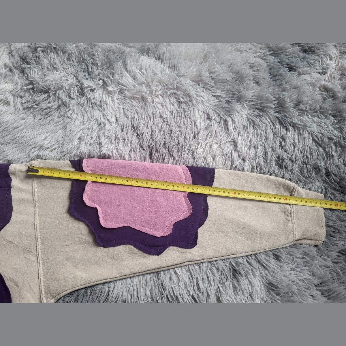 Manche de sweatshirt beige motifs violet et rose, taille mesurée, marque non visible, Fripes Sélect