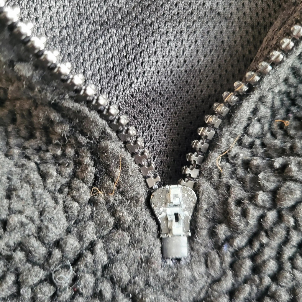 Veste polaire noire à fermeture éclair, marque et taille non visibles. Fripes Sélect