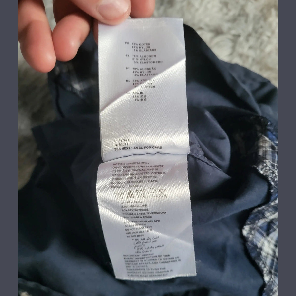 Pantalon bleu marine, marque non visible, taille non indiquée, étiquette matière. Fripes Sélect