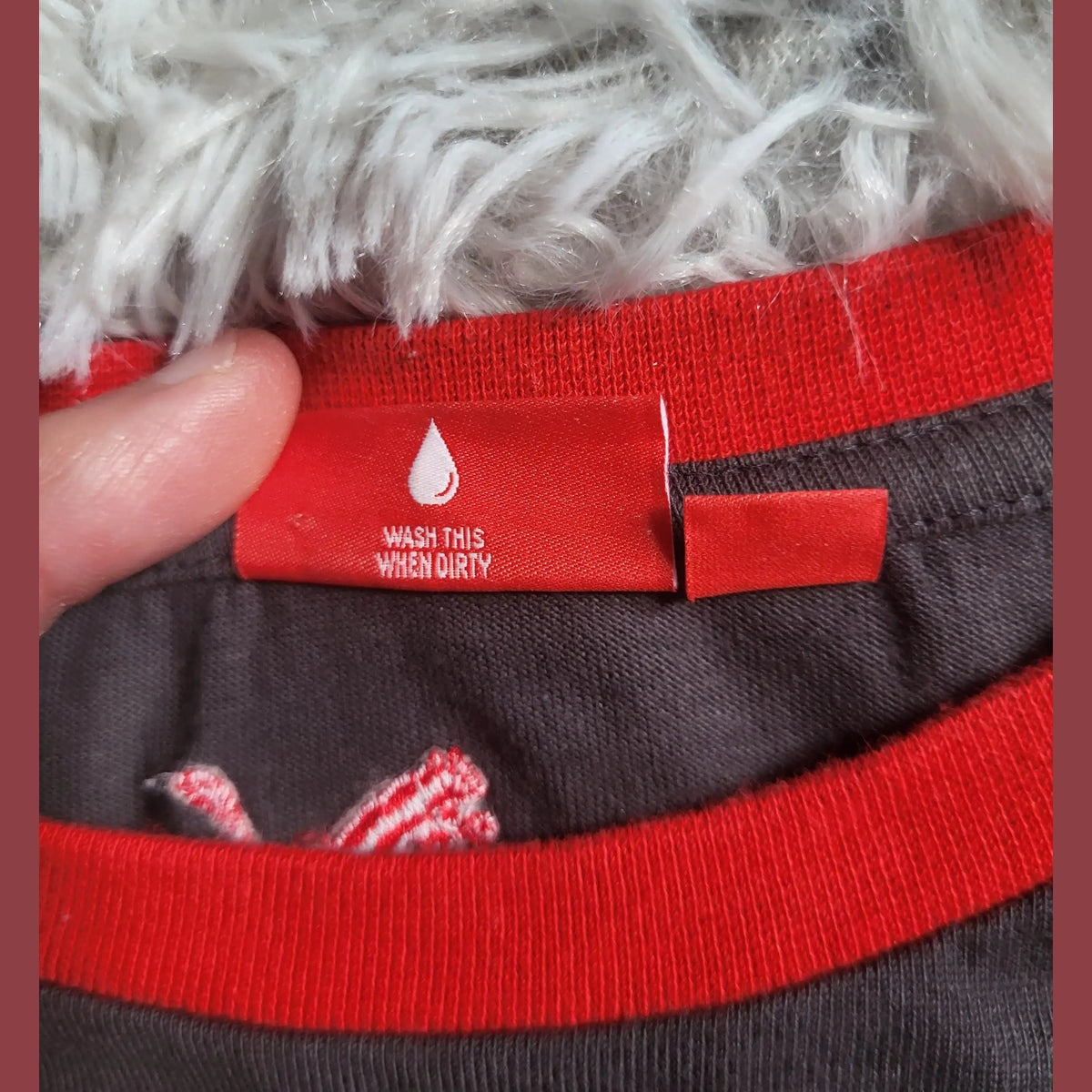 T-shirt gris à col rouge, marque Puma visible, taille non indiquée. Fripes Sélect