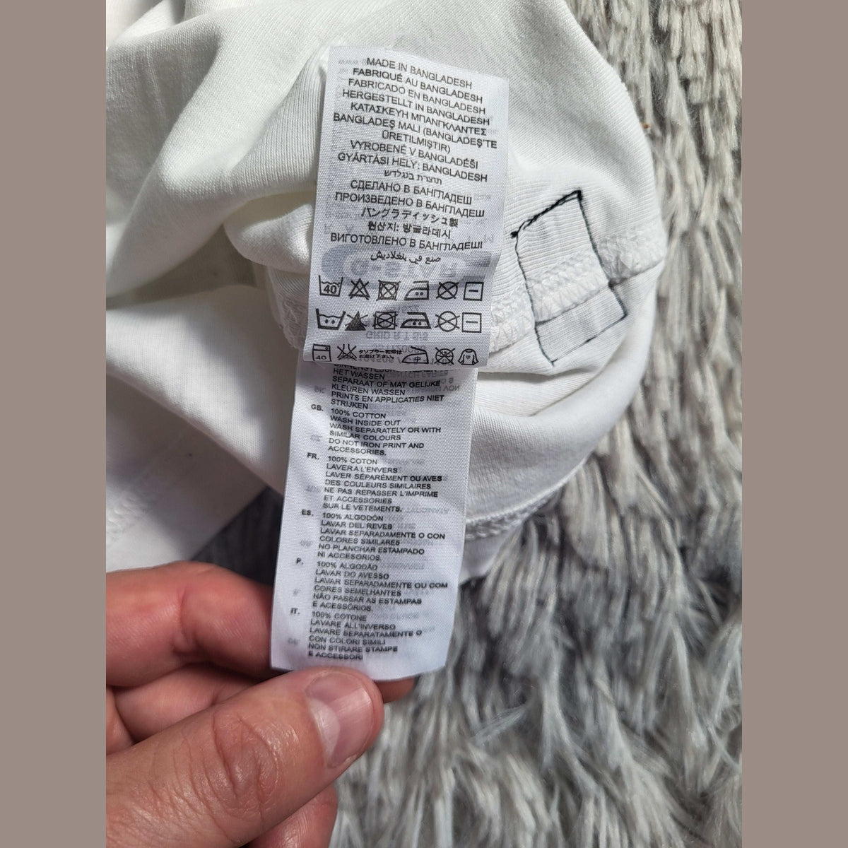 T-shirt blanc, 100% coton, taille non visible, étiquette d'entretien. Fripes Sélect