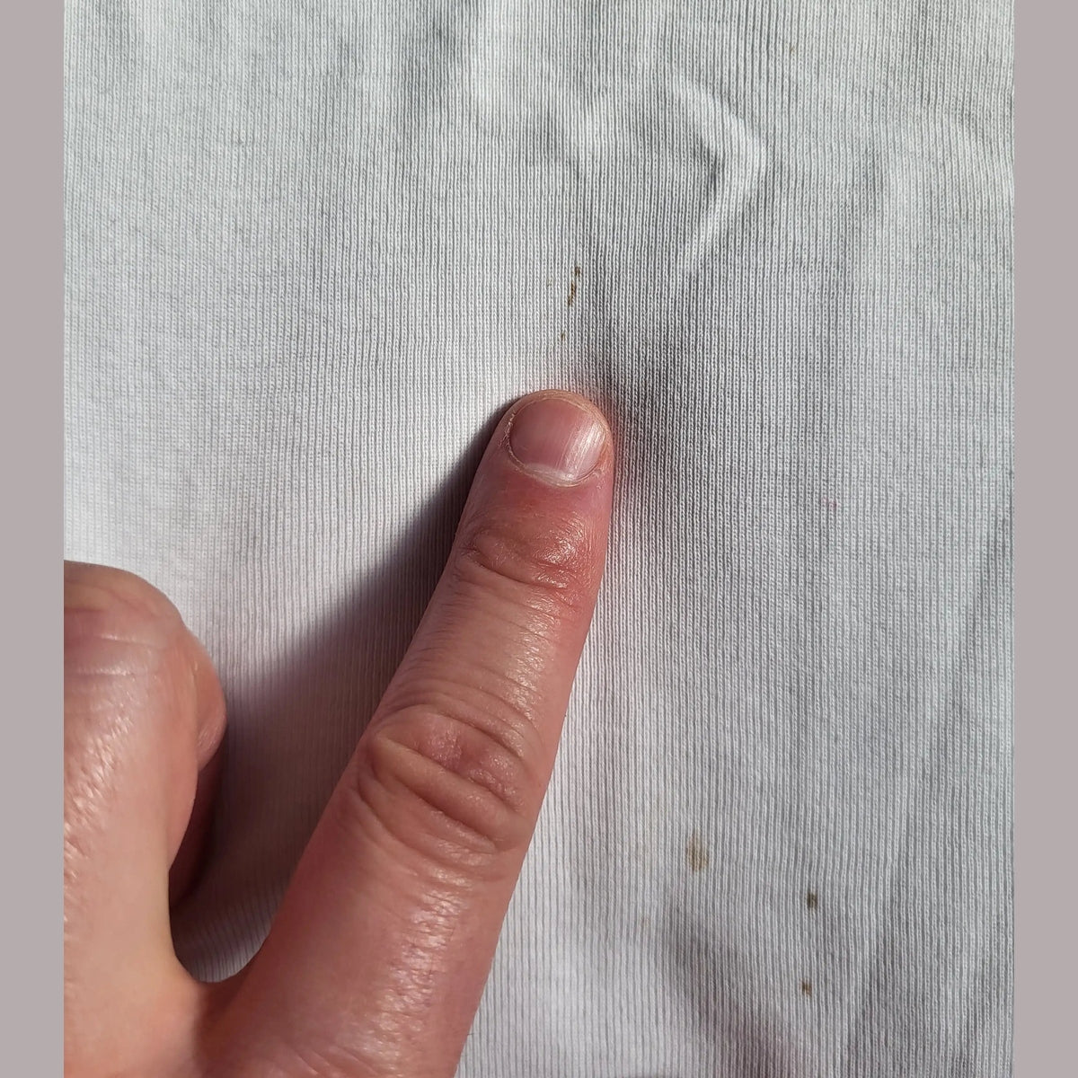 T-shirt blanc, marque non visible, taille non indiquée, petit défaut montré, Fripes Sélect