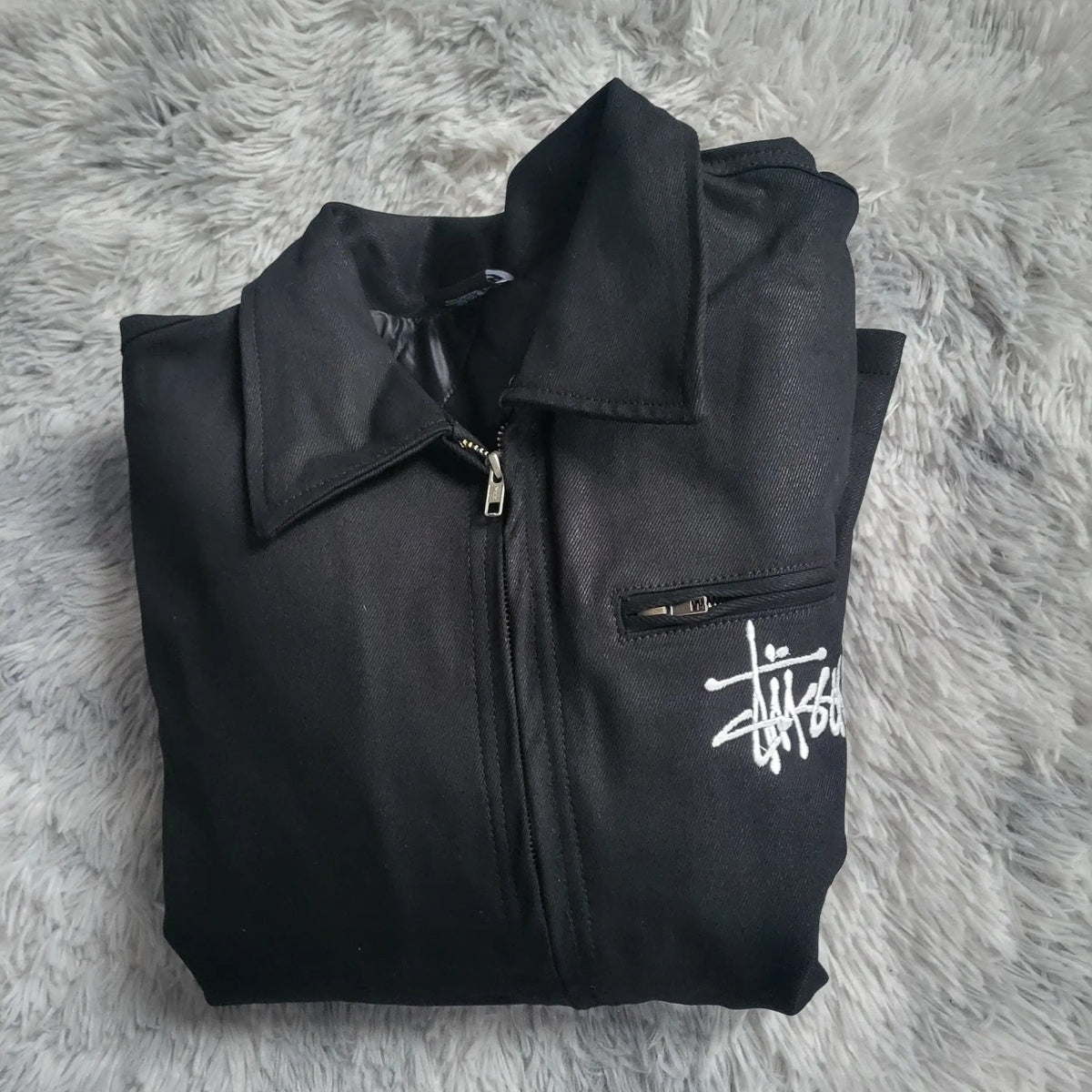 Veste noire Stüssy zippée, logo visible, taille M. Fripes Sélect