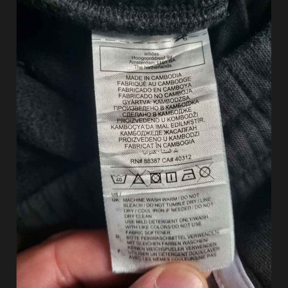 Pantalon noir Adidas taille S, étiquette visible, Fripes Sélect