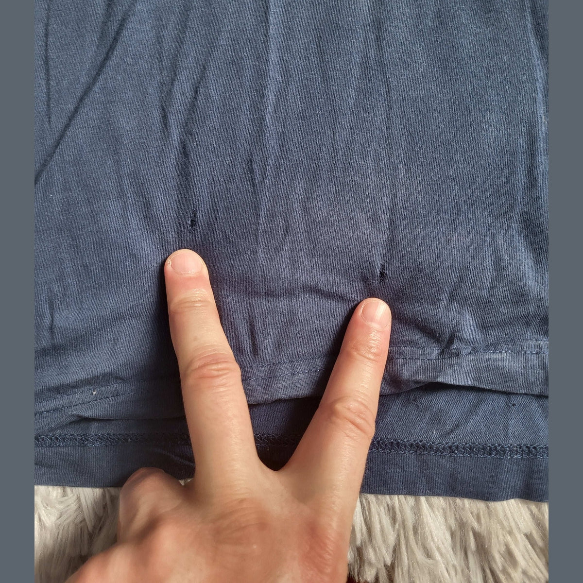 T-shirt bleu, marque non visible, taille non indiquée, petits défauts. Fripes Sélect