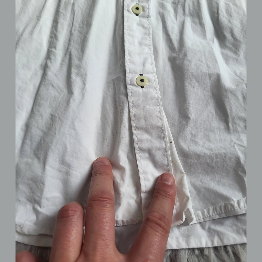 Chemise blanche, marque non visible, taille non indiquée, boutons blancs. Fripes Sélect