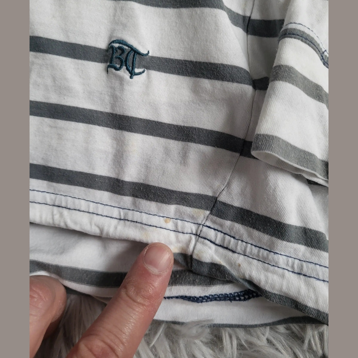 T-shirt rayé blanc et gris, logo BT brodé, taille non visible. Fripes Sélect