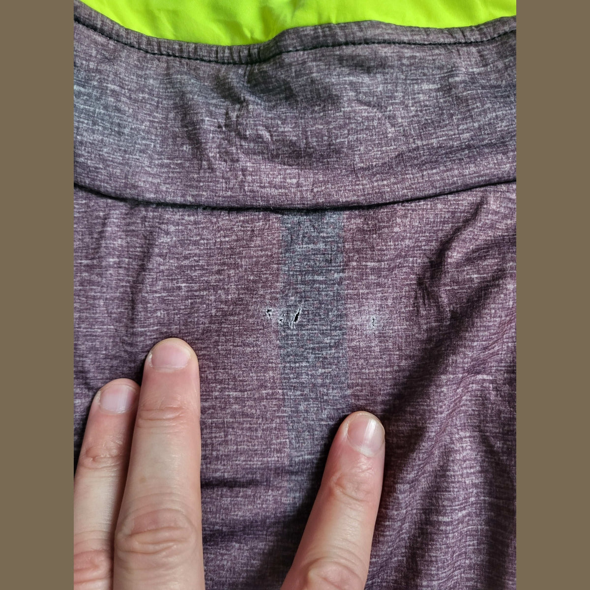 T-shirt violet troué, marque et taille non visibles, Fripes Sélect