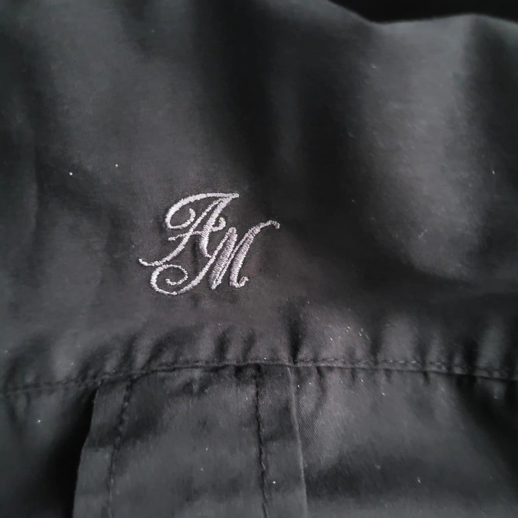 Chemise noire, broderie FM, taille non indiquée, Fripes Sélect