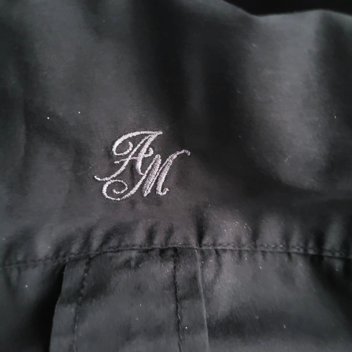 Chemise noire, broderie FM, taille non indiquée, Fripes Sélect