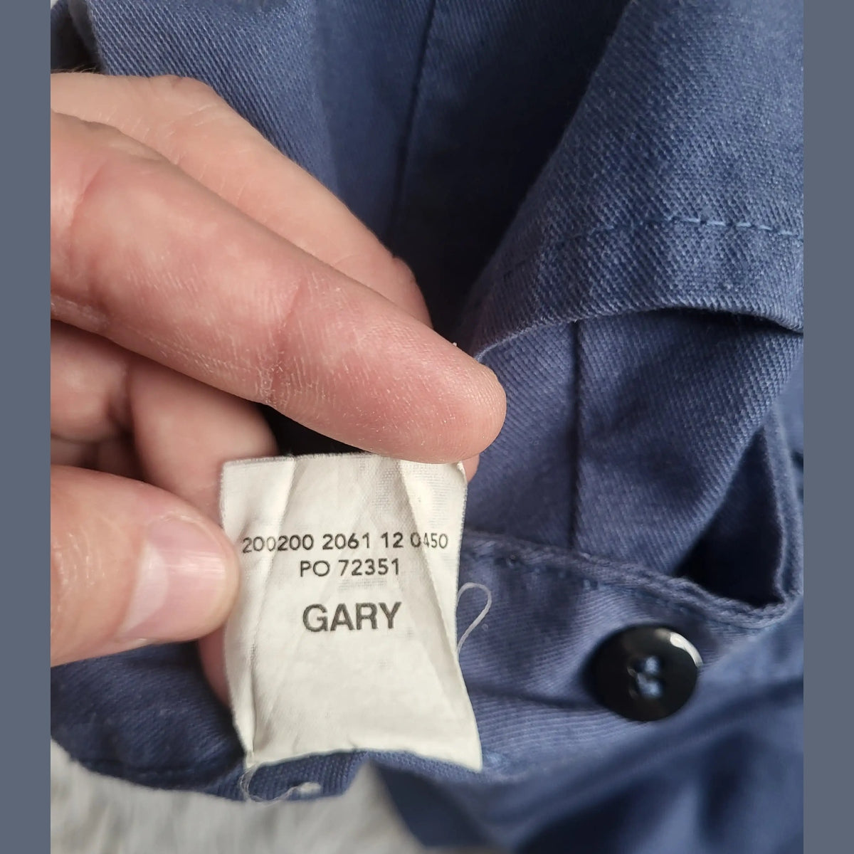 Pantalon bleu, marque Gary, taille non indiquée, étiquette visible. Fripes Sélect