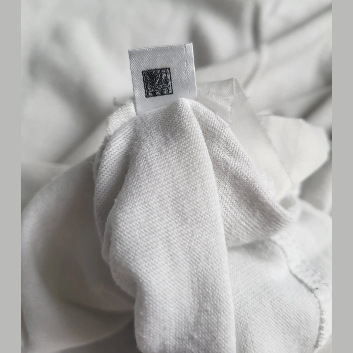 T-shirt blanc, étiquette QR code, marque et taille non visibles, Fripes Sélect