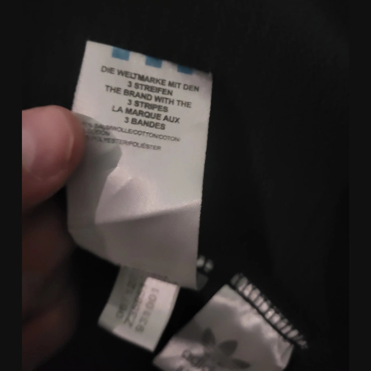 Veste Adidas noire taille L, étiquette visible. Fripes Sélect