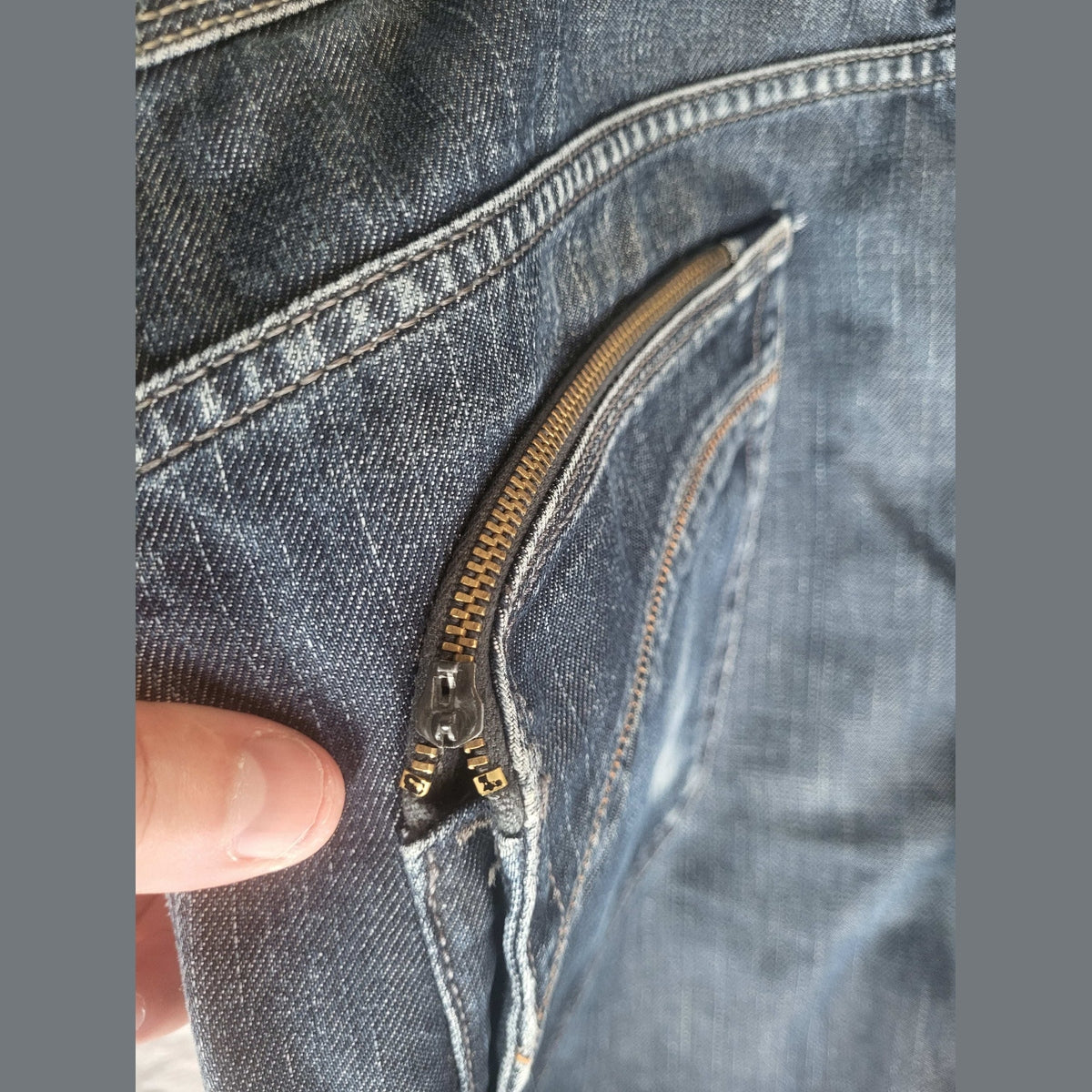 Jean bleu poche zippée, marque et taille non visibles, Fripes Sélect