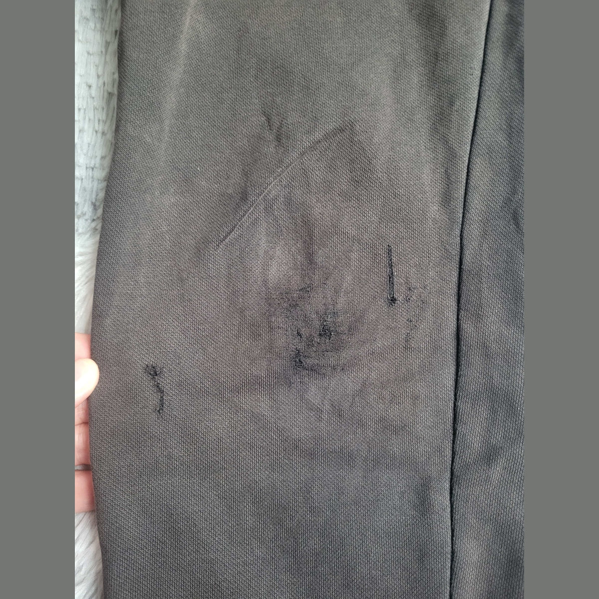 Pantalon gris, marques d'usure visibles, marque et taille non indiquées. Fripes Sélect