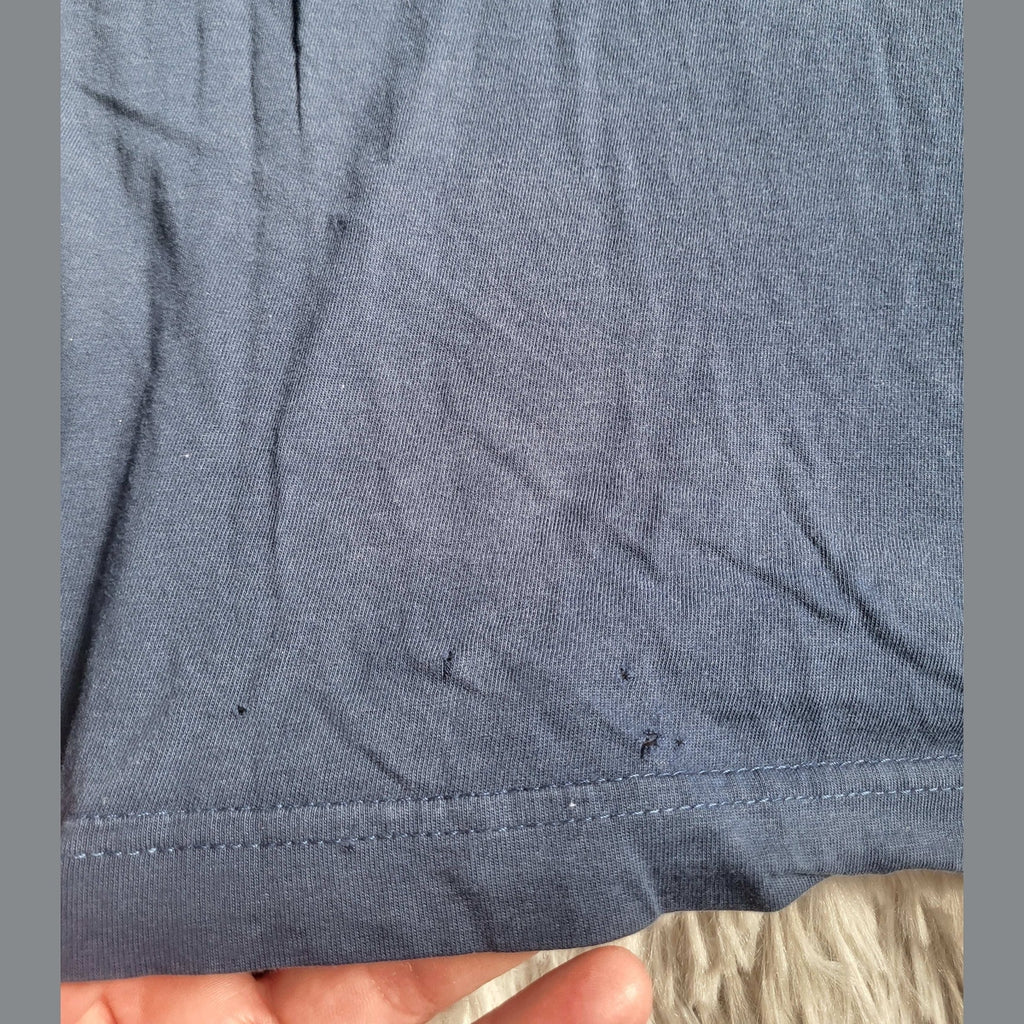 T-shirt bleu, marque non visible, détail bas abîmé, taille non indiquée, Fripes Sélect