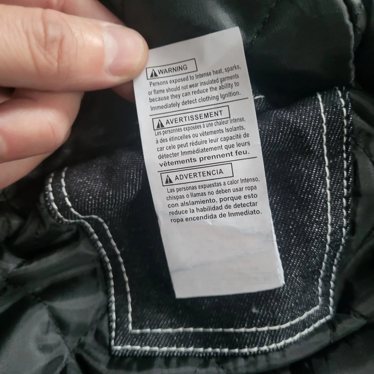 Veste matelassée noire, taille non indiquée, étiquette visible. Fripes Sélect