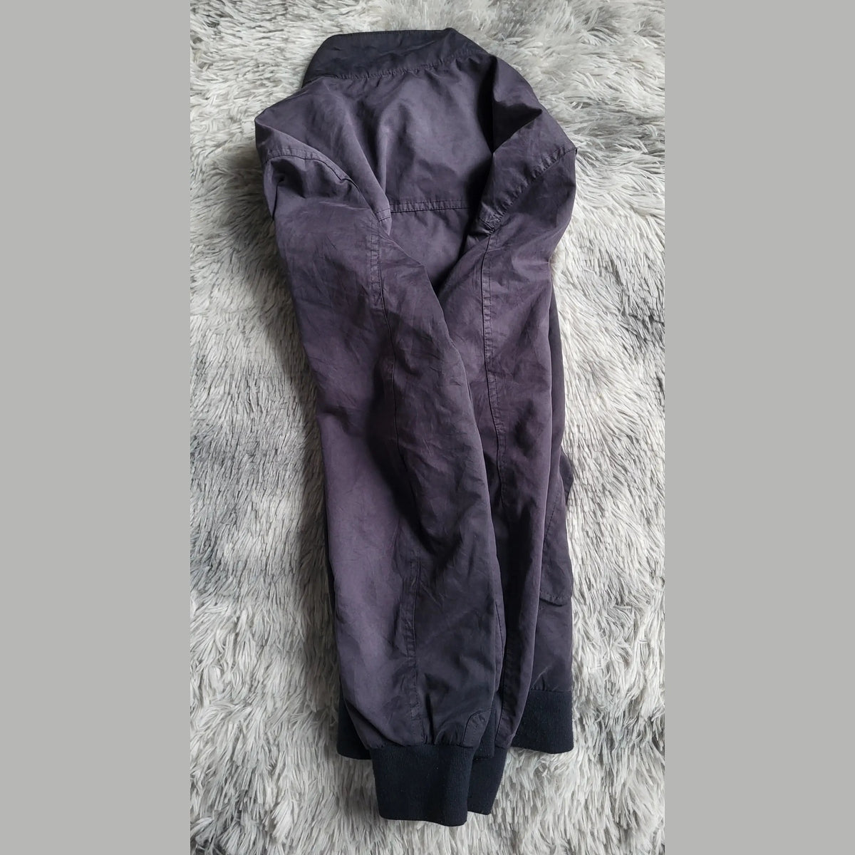 Veste unisexe violette, marque non visible, taille non indiquée. Fripes Sélect