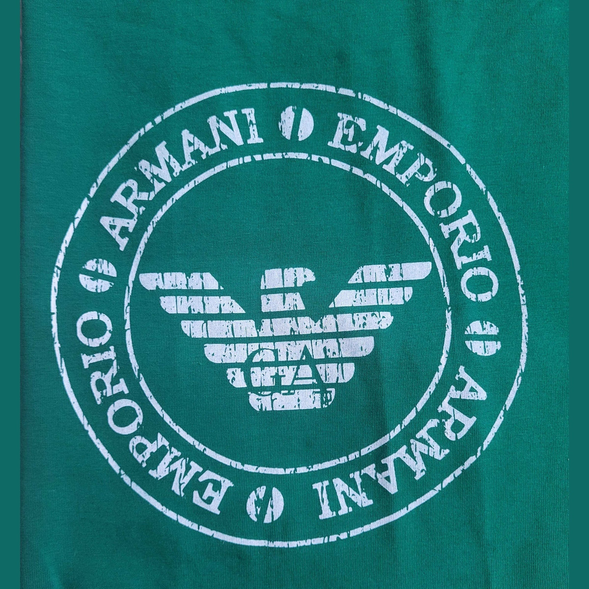 T-shirt vert Emporio Armani, logo blanc, taille non visible. Fripes Sélect