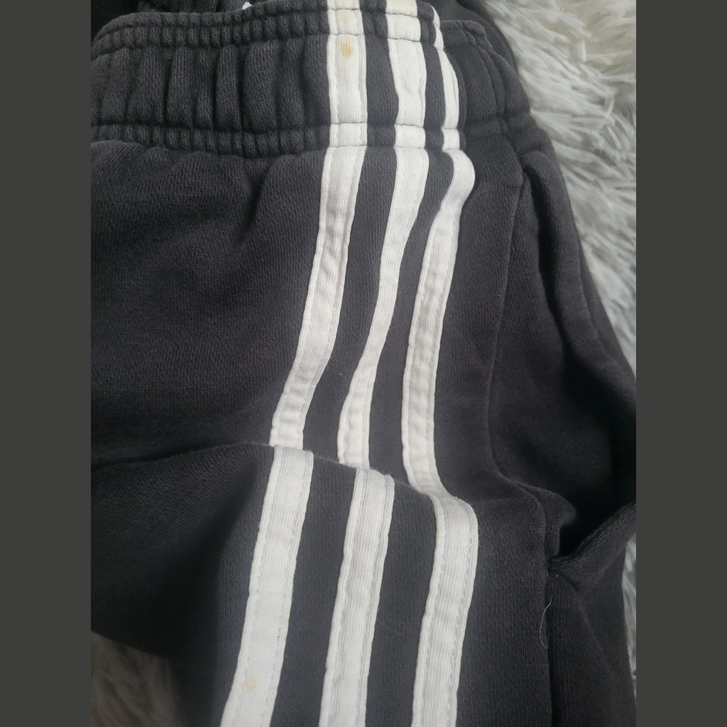 Pantalon de survêtement noir à bandes blanches, marque Adidas, taille non visible, Fripes Sélect