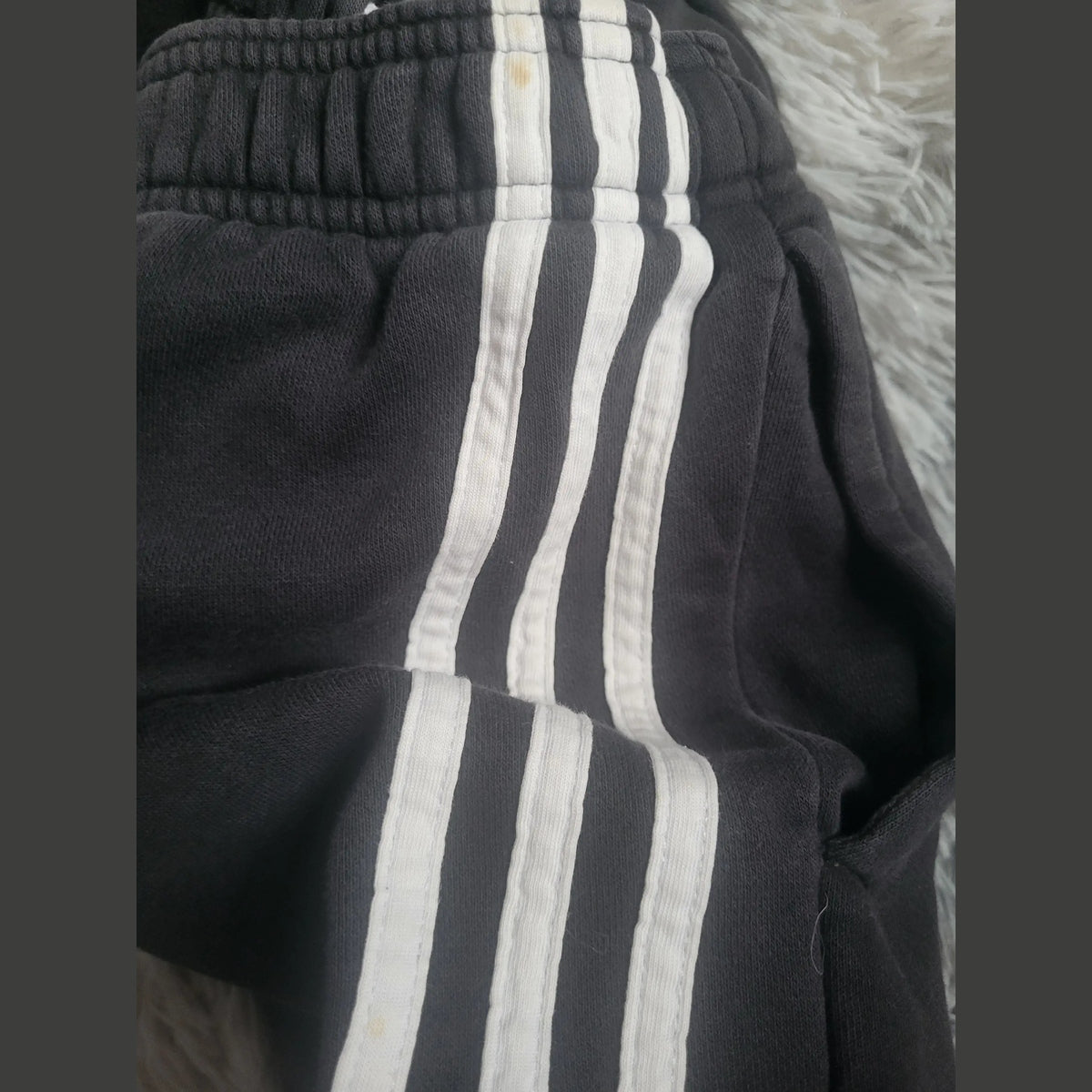 Pantalon de survêtement noir à bandes blanches, marque Adidas, taille non visible, Fripes Sélect