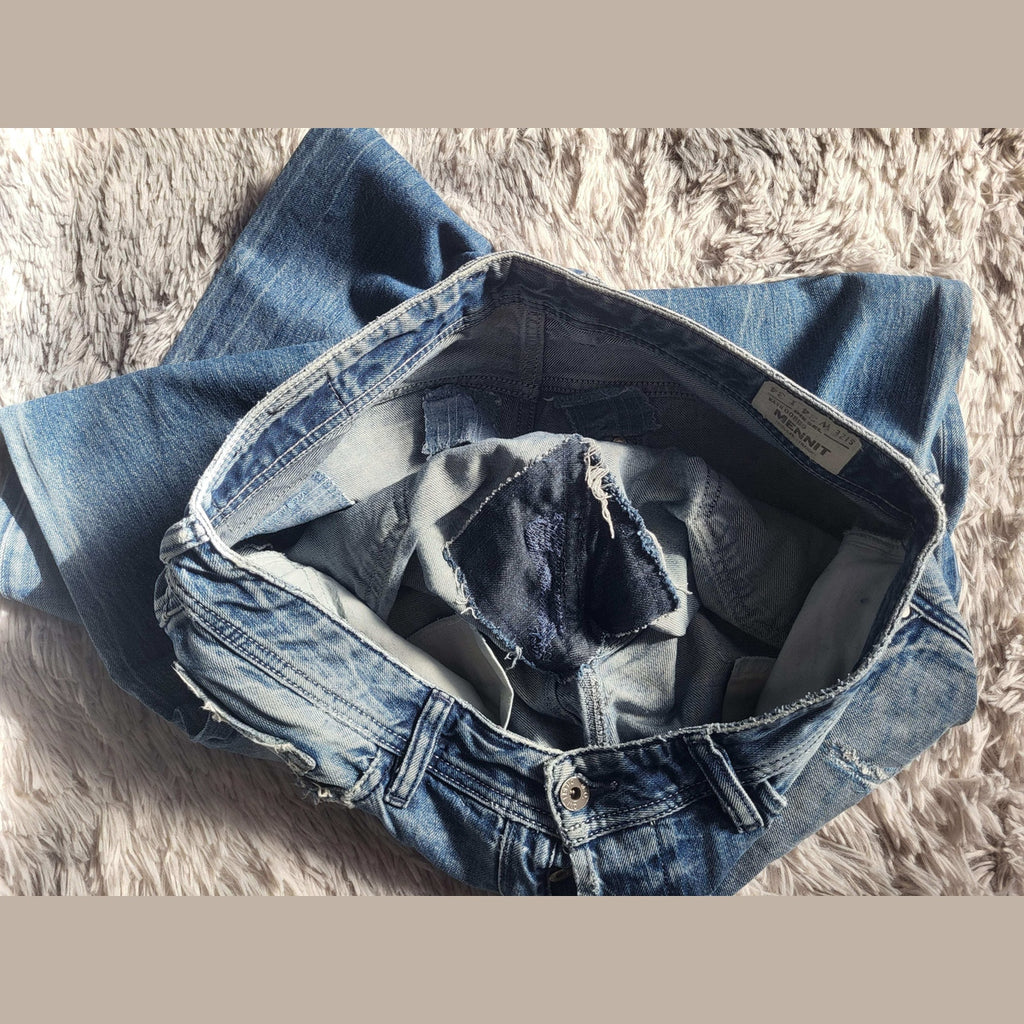 Jean bleu taille 31 de la marque Merinit, posé sur tapis clair, Fripes Sélect